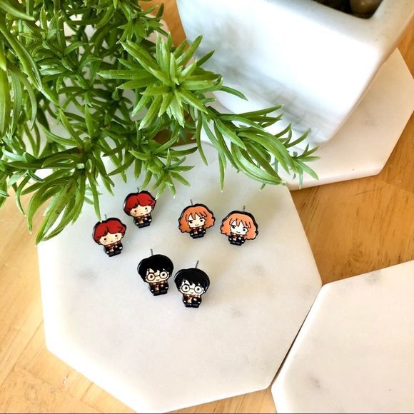 New! Harry Potter Hogwarts Acrylic Stud Earrings - Picture 3 of 14